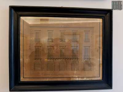 Sul muro a destra dell�ingresso ci colpiscono due antiche raffigurazioni. Una riproduce il prospetto del palazzo con la data del 24 agosto 1838, quando Nicola Giotta lo acquist� da Giuseppe Fanelli